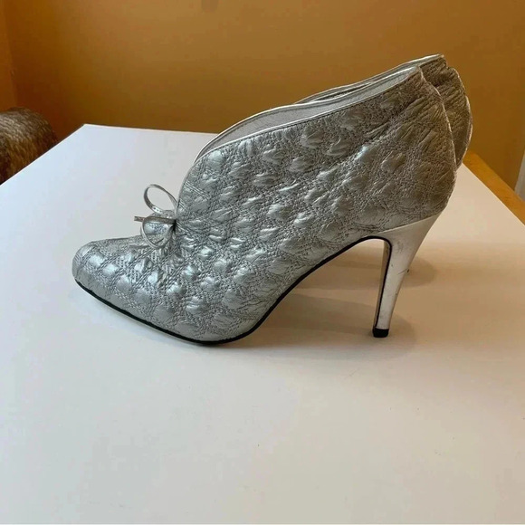 XOXO Silver Metallic Heels Size 8 - Picture 3 of 12